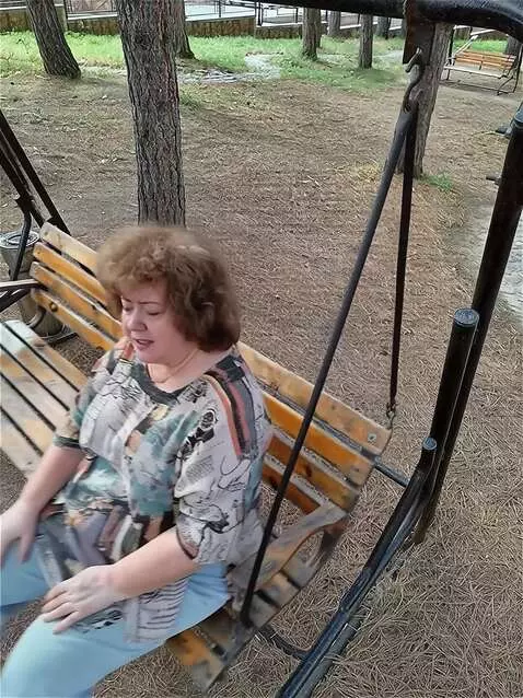 AI Video from prompt: Женщина качается и напевает грустную песню