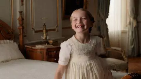 AI Video from prompt: Девушка в кровати, радостная, как будто весь мир