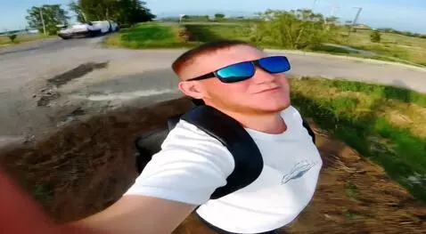 AI Video from prompt: Снял шляпу  оно