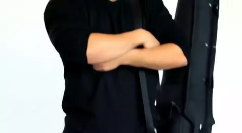 AI Video from prompt: Мужчина поворачивается к нам спиной и делает три