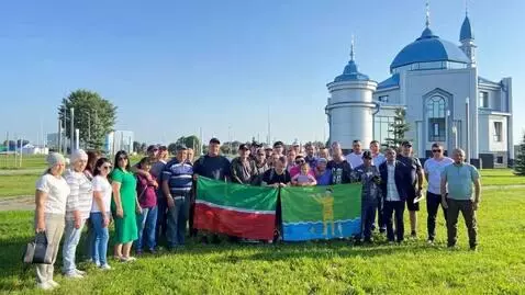 AI Video from prompt: Кушают змея ворона