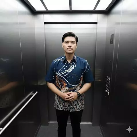 AI Video from prompt: Pria ini bergaya bagaikan model. Sambil memegang