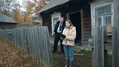 AI Video from prompt: Симпатичная  молодая блогерша с красивым телосло