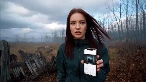 AI Video from prompt: Симпатичная  молодая блогерша с красивым телосло