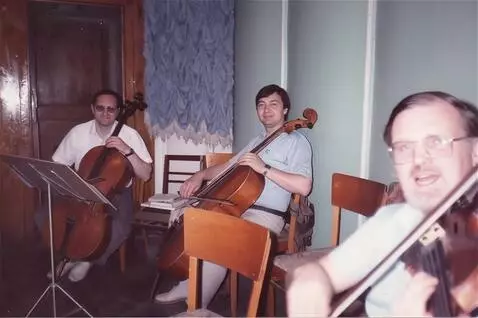 AI Video from prompt: музыканты передают привет Ларисе