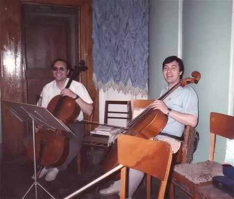 AI Video from prompt: музыканты  передают привет Ларисе