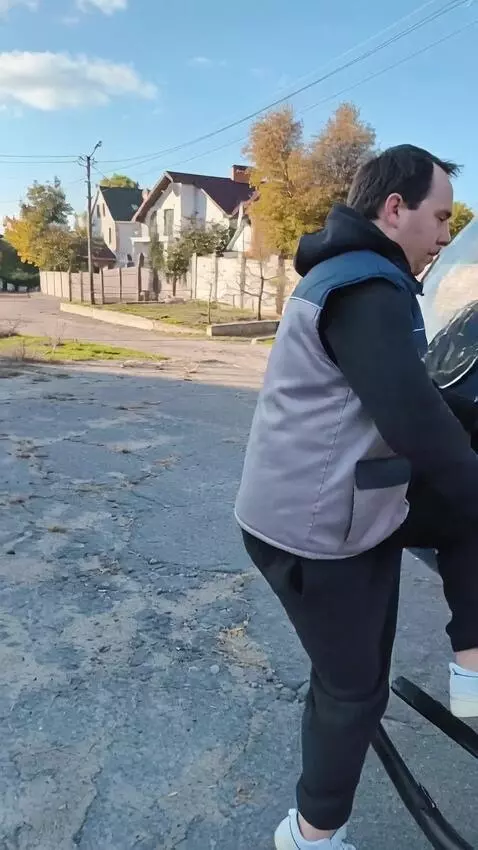 AI Video from prompt: Он садится в вертолет и улетает на нем