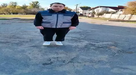 AI Video from prompt: Он садится в вертолет и улетает на нем