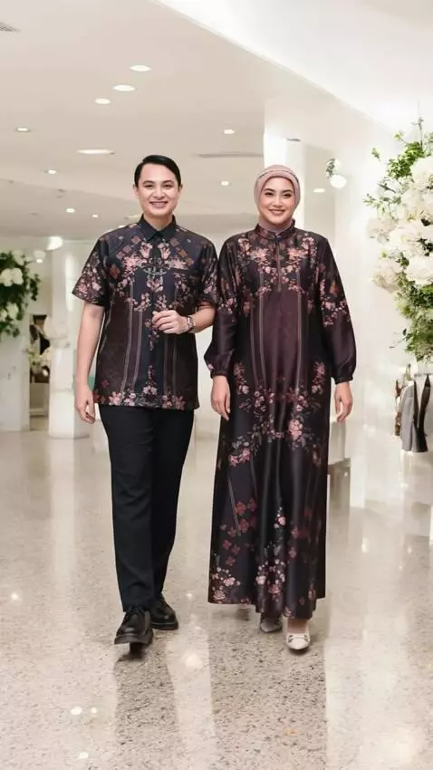 AI Video from prompt: This woman walks forward gracefully while smilin