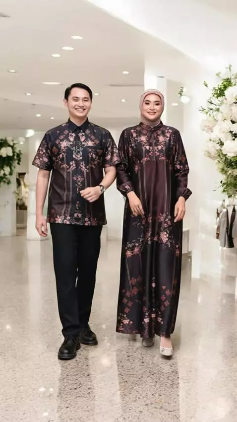 AI Video from prompt: make a prompt This apair walks forward gracefull