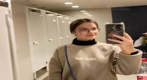 AI Video from prompt: Разделась она