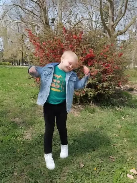 AI Video from prompt: мальчик танцует реп