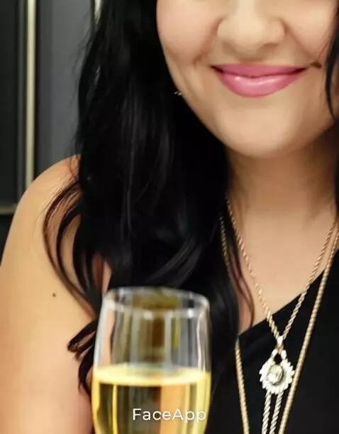 AI Video from prompt: Держит бокал с шампанским