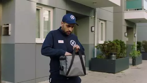 AI Video from prompt: Создай видео где курьер яндекс еды узбекской вне