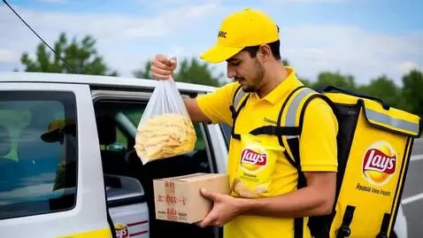 AI Video from prompt: Создай видео где курьер яндекс еды узбекской вне