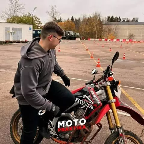 AI Video from prompt: Человек поднимает руку вверх и показывает средни