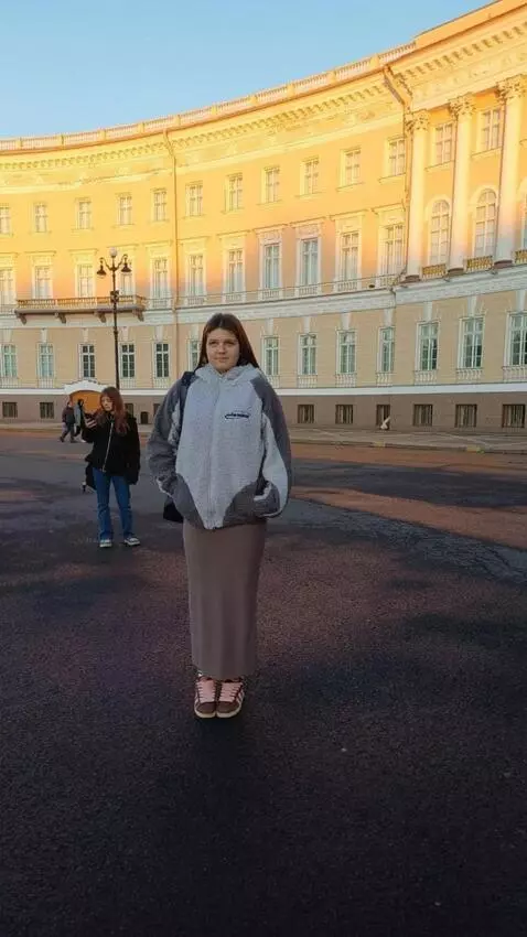 AI Video from prompt: make the woman in the video sit on a burger thro