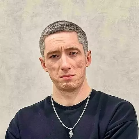 AI Video from prompt: Этот человек рассыпается от старости, превращаяс