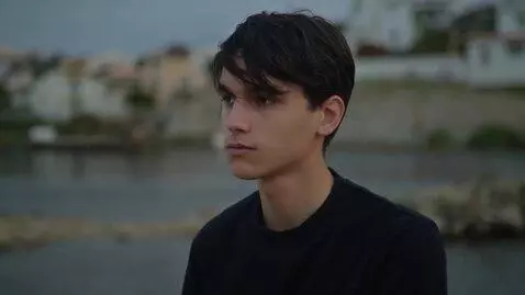 AI Video from prompt: Создай видео, в котором молодой человек с русыми