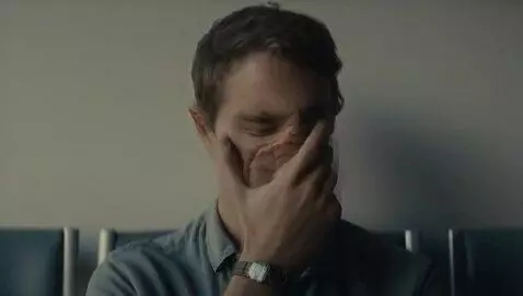 AI Video from prompt: Un homme attendant et s'assoie sur une chaise, a