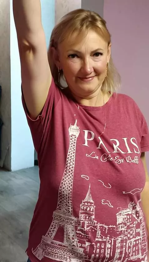 AI Video from prompt: Поднимает прямую ногу вверх к голове на шпагат