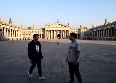 AI Video from prompt: Создай тела этим людям. пусть они подойдут к дру