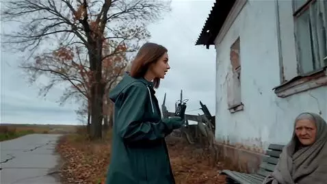 AI Video from prompt: Симпатичная молодая блогерша с красивым телослож