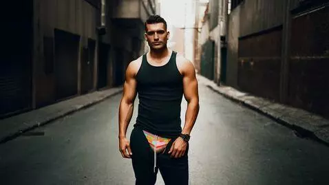 AI Video from prompt: Un monsieur en jogging débardeur et le jogging b