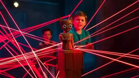 AI Video from prompt: Un enfant volant/dérobant une figurine homme en 