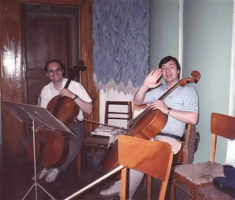 AI Video from prompt: музыканты  передают привет Лариса и воздушный по