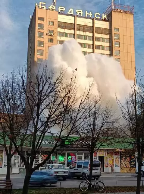 AI Video from prompt: Огромные волны разрушают врываются в здании разр