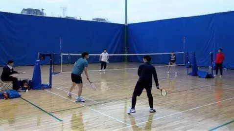 AI Video from prompt: people playing badminton
