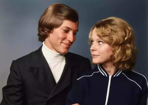 AI Video from prompt: Оживи эту ретро-свадебную фотографию 70-х годов.