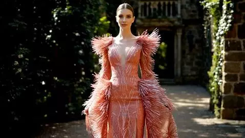 AI Video from prompt: Un fotomodel defilează printre aleile unui caste