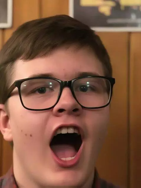 AI Video from prompt: сделай чтобы персонаж на фото сначала смотрел в 