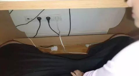 AI Video from prompt: Красивая молодая девушка с выраженной фигурой за