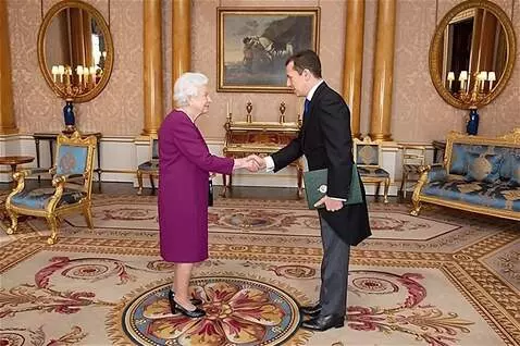 AI Video from prompt: Елизавета вручает верительные грамоты послу Руст