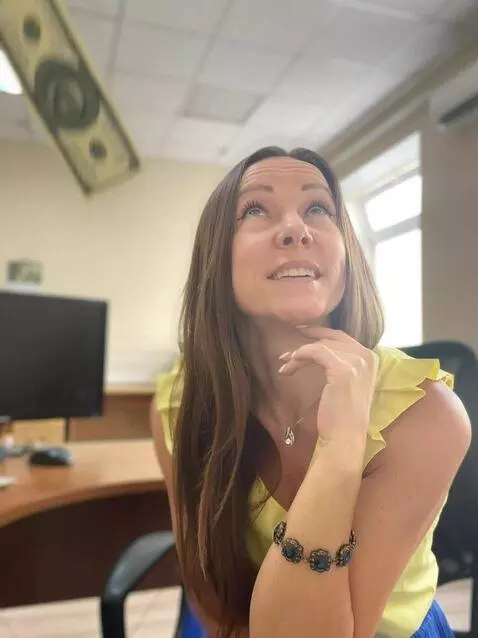 AI Video from prompt: A lot of paper dollars are falling on the girl f