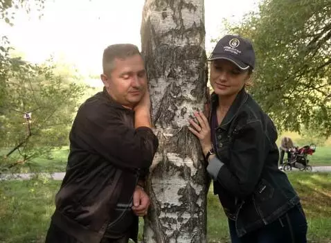 AI Video from prompt: A man and a woman are looking at the camera. In 