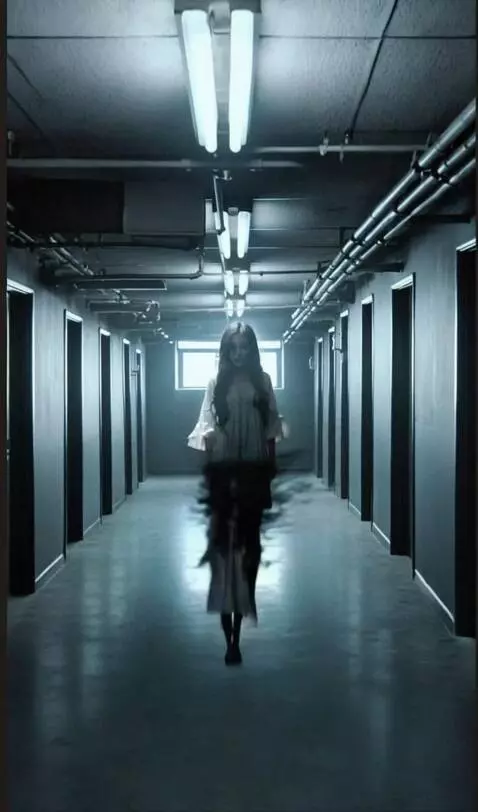 AI Video from prompt: Эффект фильма ужасов: лампы мигают, девушка  исч