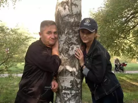 AI Video from prompt: A man and a woman are looking at the camera. In 