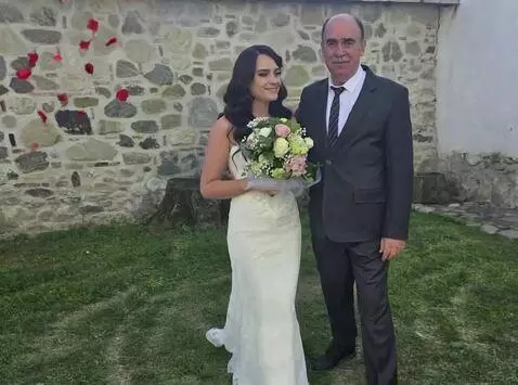 AI Video from prompt: Tată și fiică,pășesc ușor zâmbitori.de deasupra 