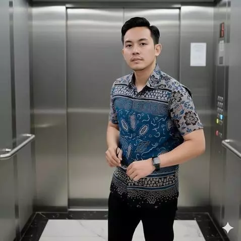 AI Video from prompt: Pria ini berdiri sambil mundur dan memakai kacam