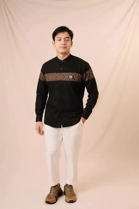 AI Video from prompt: Pria ini menggerakkan badannya ke kiri dan kanan