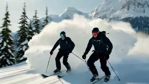 AI Video from prompt: „Doi schiori profesioniști coboară în mare vitez