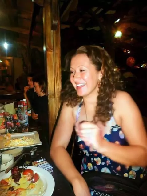 AI Video from prompt: Встаёт и начинает танцевать