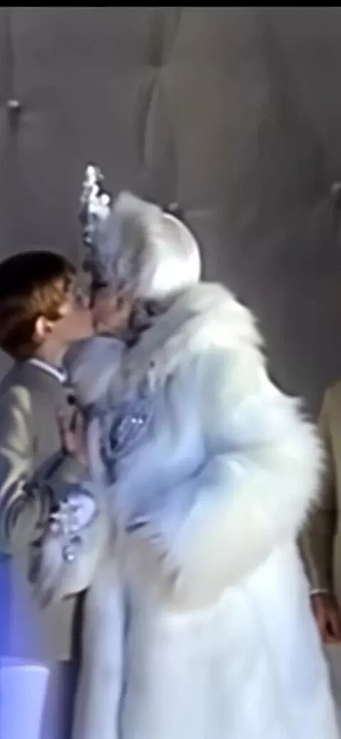 AI Video from prompt: Зрелая снежная королева лет пятидесяти с синеват