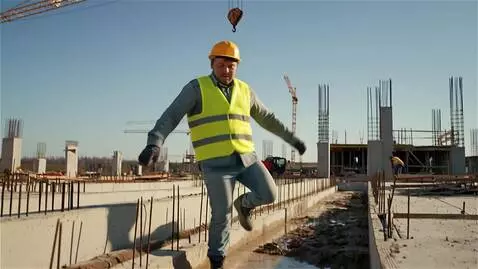 AI Video from prompt: Строитель идёт по стройке,спотыкается об арматур
