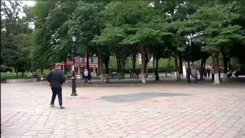 AI Video from prompt: человек который слева в квадрате выбегает из это