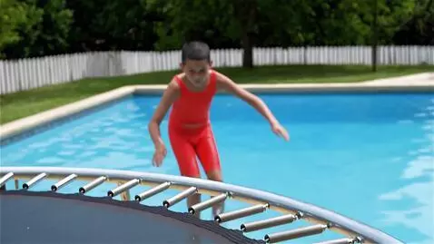 AI Video from prompt: мальчикк прыгает с батута в бассейн